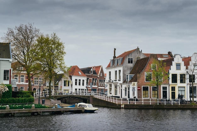 Haarlem es una ciudad a las afueras de Ámsterdam, en el noroeste de los Países Bajos. Una vez fue un importante puerto comercial del Mar del Norte.