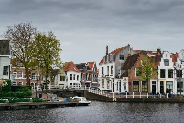 Haarlem ist eine Stadt außerhalb von Amsterdam im Nordwesten der Niederlande. Einst ein wichtiger Handelshafen an der Nordsee