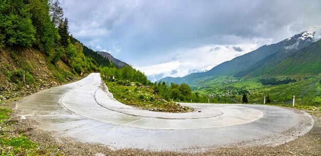 Haarnadelkurve auf der Straße von Mestia nach Ushguli in Georgien