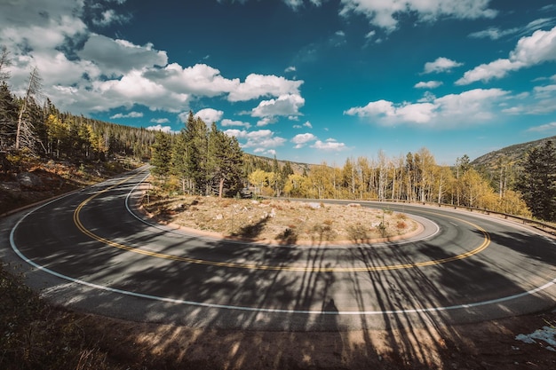 Haarnadelkurve im Herbst in Colorado USA