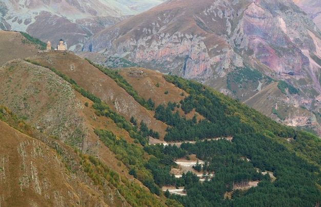 Haarnadelkurven-Straße, die zur Gergeti-Dreifaltigkeitskirche führt Gelegen auf dem Hügel, Georgia