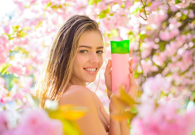 Haarpflege Haarbalsam Shampoo Kosmetik für Haare Frau mit Kosmetik für Haare schöne Frau mit