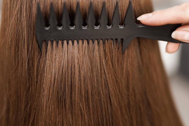 Haarpflege Keratin Behandlung Schönheit Mode professionelle Kosmetik Brünette hübsche Frau Bürsten