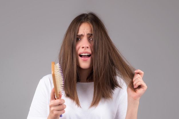 Haarpflege Mädchen mit glattem, gebürstetem Haar Problem mit Haarverwicklungen Unglückliches Mädchen mit wirrem Haarschaden