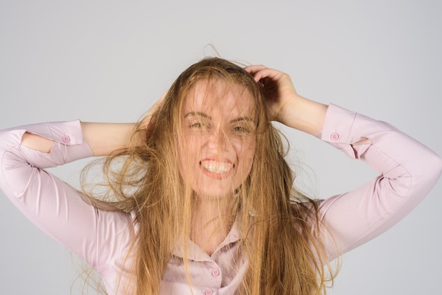 Foto haarpflegekonzept friseursalon lustige frau mit unordentlichen haaren weibliche mode glückliche frau mit langen haaren