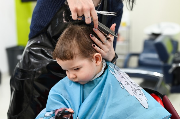 Haarschnitt Junge 0-1 Jahre. Der erste Haarschnitt des Kindes beim Friseur. Baby Haarschnitt Kleinkind.