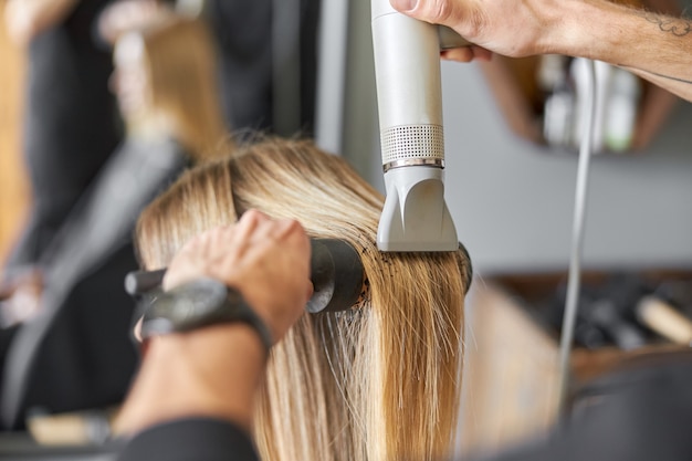 Haartrocknungsprozess im modernen Friseursalon