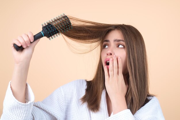 Haarverlust Frau mit Kamm und Haarproblem Haarverlust und Haare Probleme trauriges Mädchen mit beschädigten Haaren