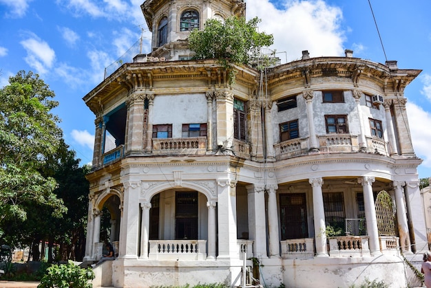 La Habana Cuba 27 de marzo de 2019 escena callejera con viejos edificios coloridos en La Habana Vieja