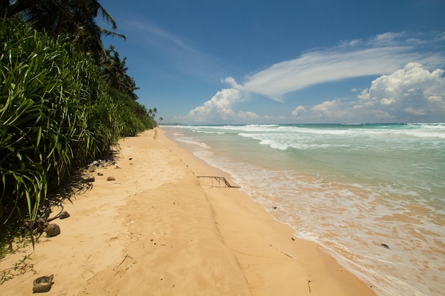 Habaraduwa Strand, südlich von Sri Lanka. Gewellter Ozean und bewölkter Himmel