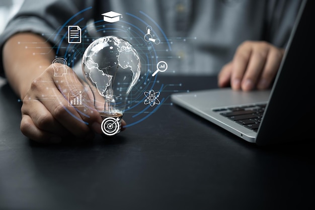Habilidad de capacitación de empresario o estudiante sosteniendo una bombilla brillante con iconos de aprendizaje de educación para el estudio del conocimiento para la idea de pensamiento creativo y la planificación o el concepto de solución de trabajo