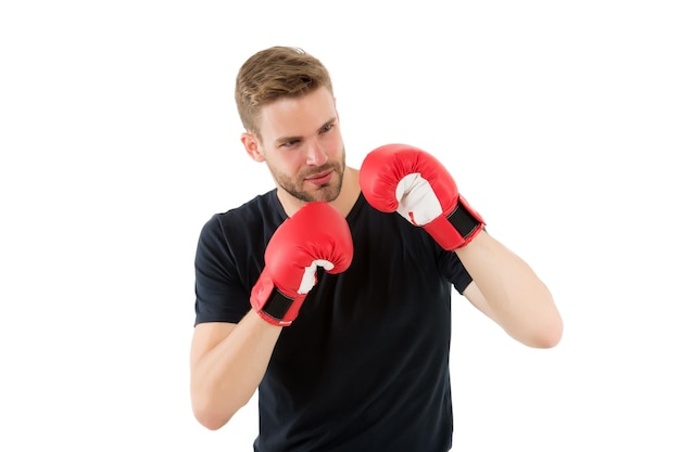 Habilidade de defesa. Boxer esportista com luvas. Conceito de boxe. Homem atleta boxer rosto concentrado com luvas esportivas. Boxer pratica habilidades de luta isoladas em branco. Boxer bonito treinador rigoroso.