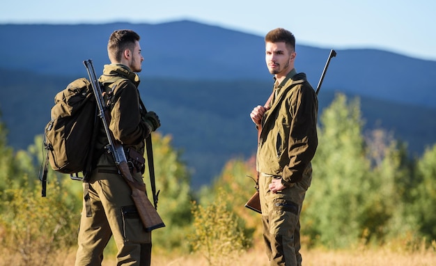 Habilidades de caza y equipo de armas Cómo convertir la caza en un pasatiempo Amistad de cazadores de hombres Fuerzas del ejército Camuflaje Moda de uniforme militar Cazadores de hombres con rifle rifl gun Boot camp travel