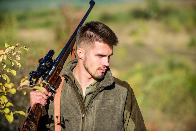 Habilidades de caça e equipamentos de armas Como transformar a caça em hobby Caçador de homem barbudo Forças do exército Camuflagem Moda uniforme militar Caçador de homens com arma rifle Aparência confiante