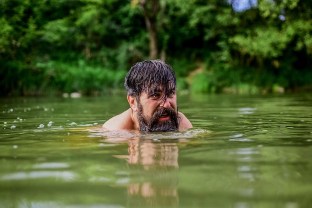 Habilidades de natação Sensação refrescante O homem gosta de nadar no rio ou lago Água profunda e perigosa Submergir na água Frescura da natureza selvagem Férias de verão Relaxamento e descanso Esporte de natação