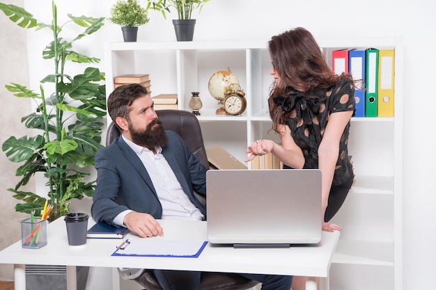 Habilidades gerenciales en el trabajo Estrategia corporativa Asesor legal Secretaria de oficina Pareja de negocios trabajando Pareja en la oficina Hombre y mujer jefe gerente director Reunión de oficina Impulsar la creatividad