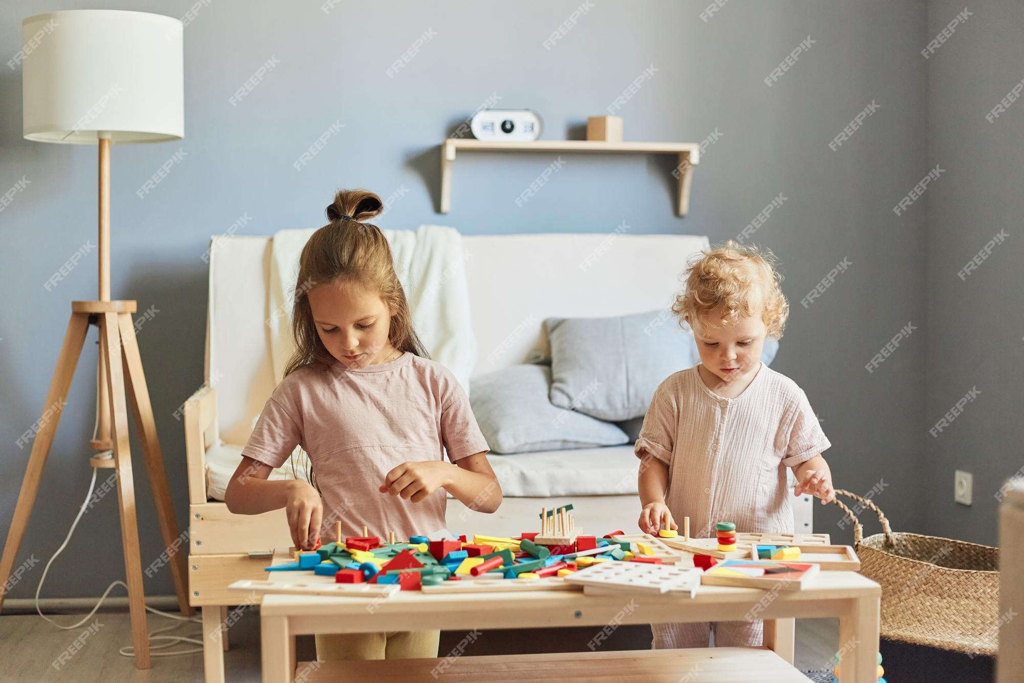 Habilidades lógicas da criança em idade pré-escolar brincadeira de  imaginação criativa jogos educativos divertidos brincadeira ativa para  crianças meninas brincando com brinquedos educativos no interior de casa