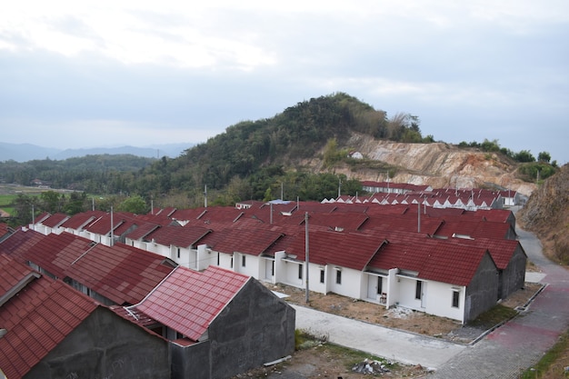 Habitação subsidiada com vista para o céu azul um programa para ajudar as pessoas a construir e possuir novas casas