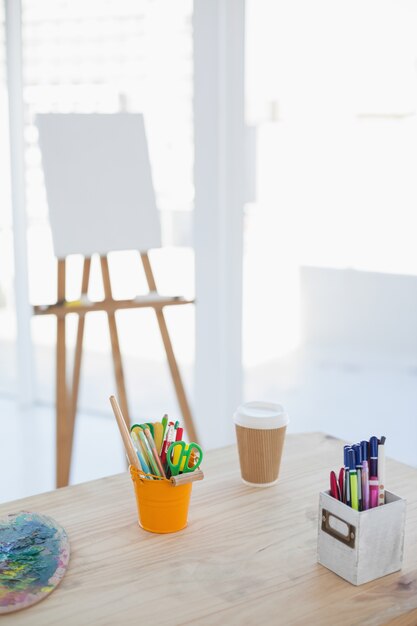 Foto habitación de artistas vacíos con lienzo en el fondo