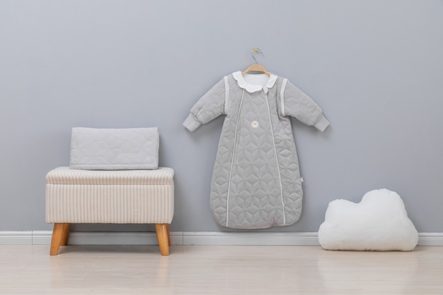 Habitación de bebé blanca simple con cuna y alfombra