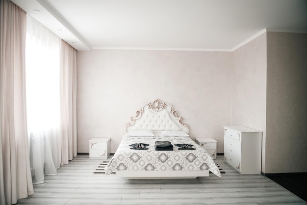 Una habitación en blanco con una cama.