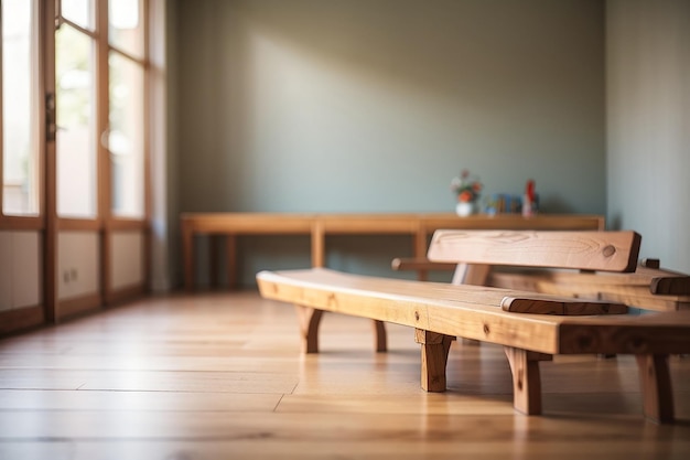 Habitación borrosa con un banco de madera.