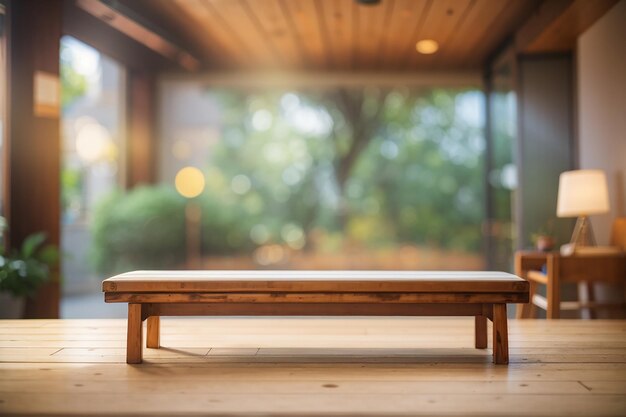 Habitación borrosa con un banco de madera.