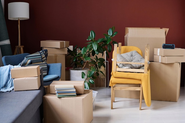 Habitación con cajas empacadas durante la mudanza