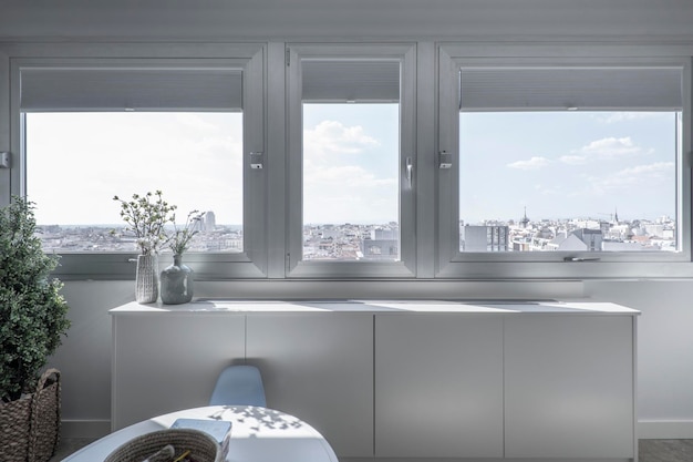 Habitación de una casa residencial con un gran ventanal con vistas al horizonte de Madrid