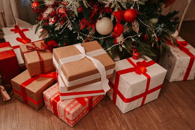 Habitación clásica Detalles interiores de año nuevo con árbol de Navidad decorado y cajas de regalo en el piso