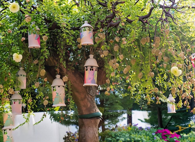 Una habitación con columnas y flores en los pisos