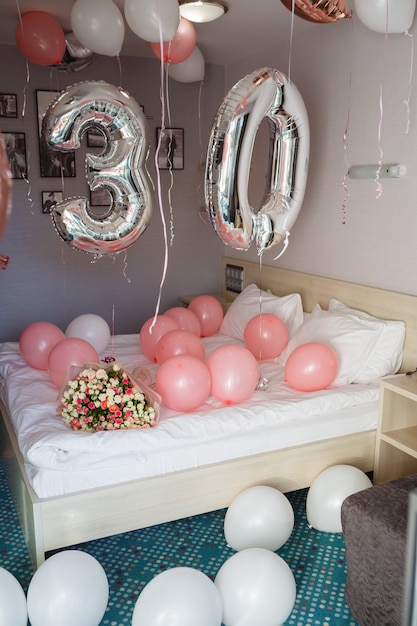 Habitación decorada con globos rosas para cumpleaños, globos plateados para  fiesta de cumpleaños de 30 años.