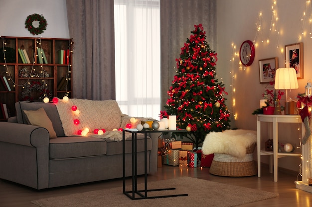 Habitación decorada para Navidad con hermoso abeto