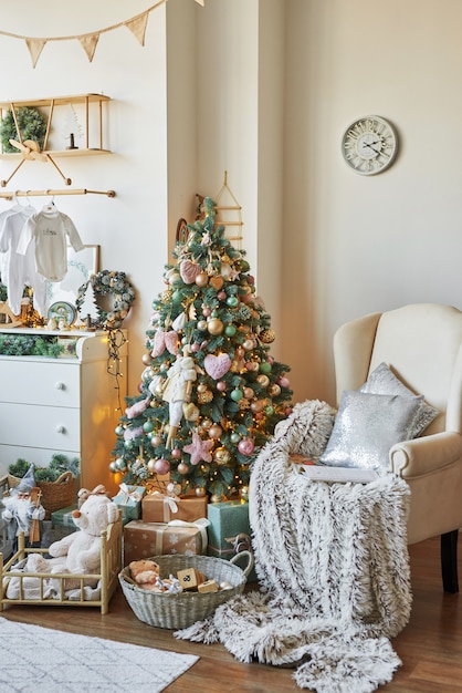 Habitación y dormitorio para niños de Navidad Fondo de árbol de Navidad con decoración blanca rosa y tiffany