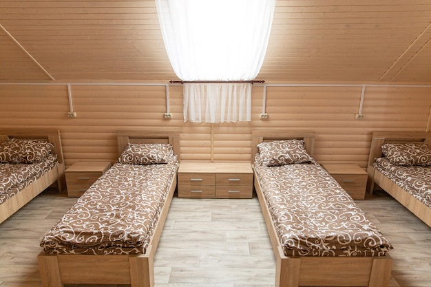 Una habitación con dos camas y una mesa con una lámpara encima.