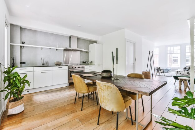 Una habitación elegante con un comedor con una mesa de madera.