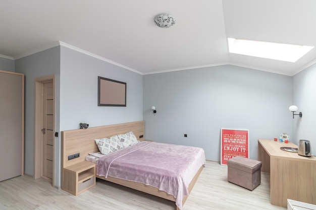Habitación de hotel con una cama doble grande en colores claros