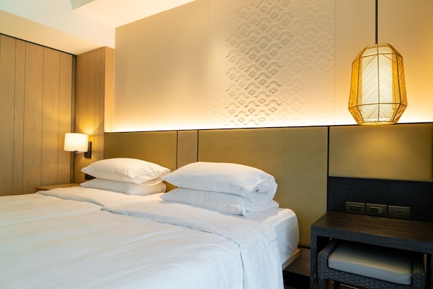 Habitación de hotel de lujo con almohadas suaves