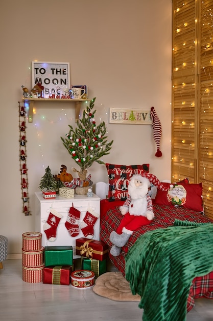 Foto habitación infantil decorada para navidad y año nuevo.