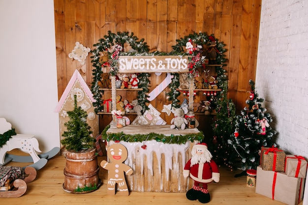 Habitación infantil decorada para navidad y año nuevo.