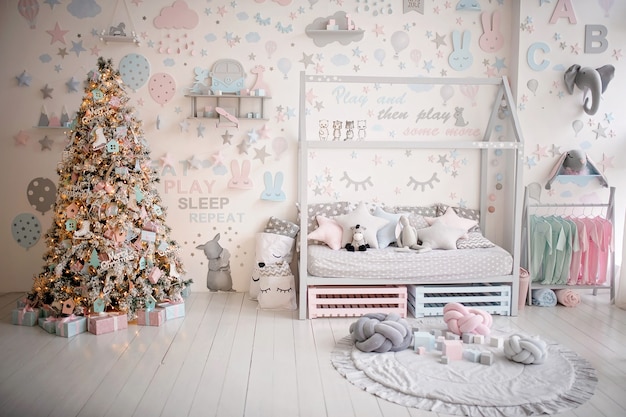 habitación infantil navideña decorada festivamente