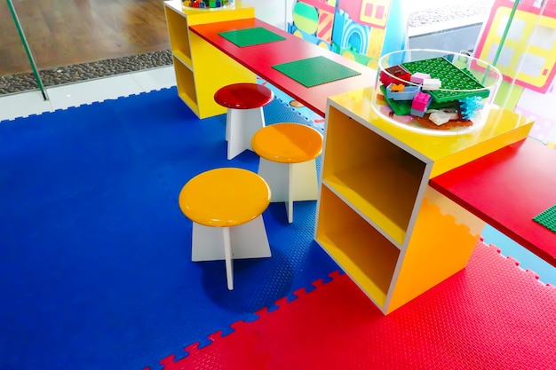 Habitación infantil para niños. Para aprender y jugar divertido juego en el jardín de infantes.