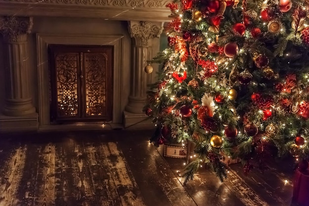 Habitación interior decorada de Navidad Año Nuevo clásico Árbol de año nuevo con adornos de plata y adornos rojos