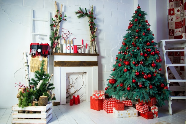 Habitación interior decorada de Navidad y año nuevo con regalos y árbol de año nuevo.