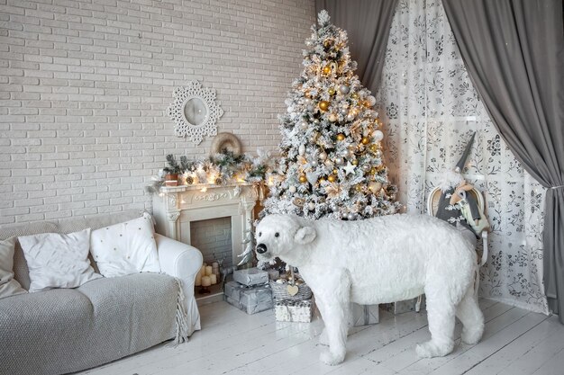 Foto habitación interior decorada de navidad y año nuevo con regalos y árbol de año nuevo