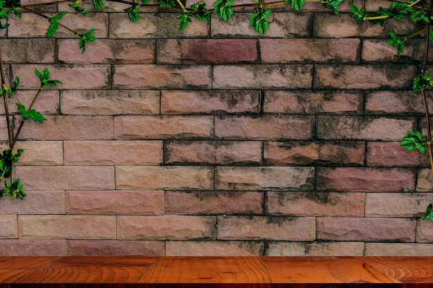 Habitación interior con pared de ladrillo y piso de madera.