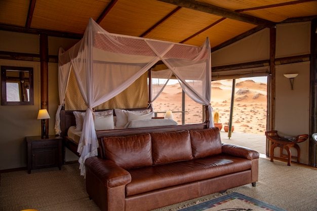 Foto habitación de lujo con cama doble en el desierto