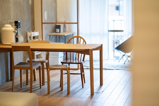 Habitación de moda con mesa de comedor, sin persona.