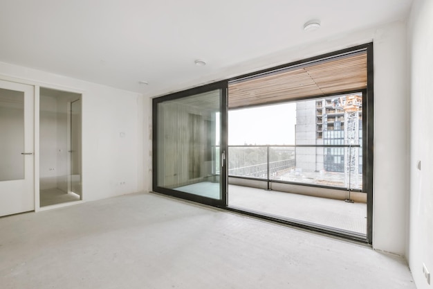 Habitación moderna con suelo de madera y paredes blancas.