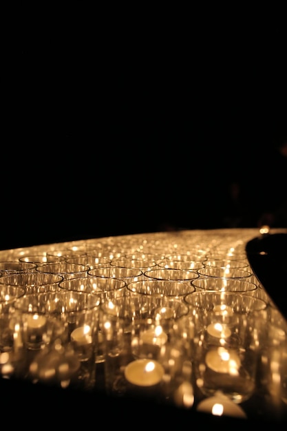 Una habitación oscura iluminada por el cálido resplandor de las velas encendidas